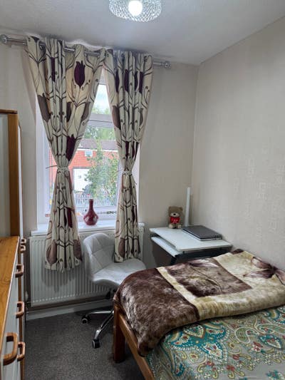 Bright bedrooms available to share Main Photo