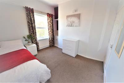 Large Double Room City Centre Main Photo