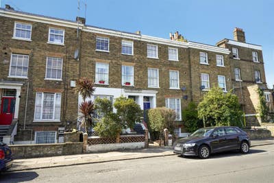 Self-Contained Top Floor Flat (all bills included) Main Photo