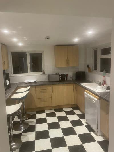 Spacious 8-Bed House Share – Eastbourne Main Photo