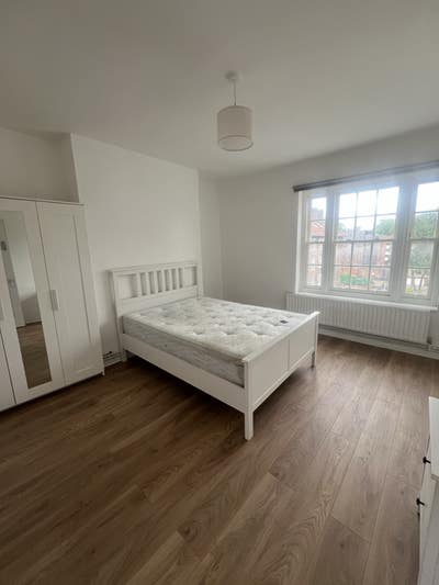 Newly refurbished - 3 double bedrooms in Oval! Main Photo