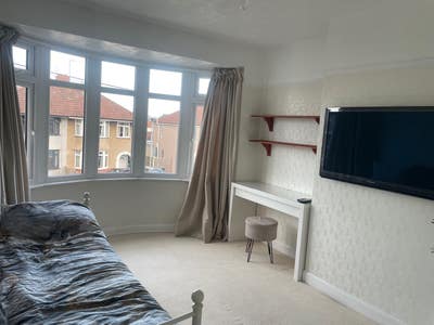 Double bedroom - 10 mins to train station Main Photo