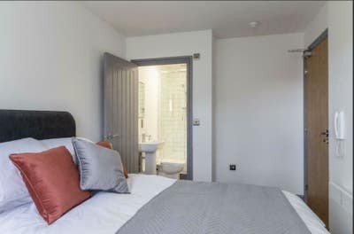 *1-Bed Flatshare near Shopping Centre & Train Stat Main Photo