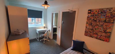 GU2 9Pu - 1 X Modern Ensuite Left (September) Main Photo