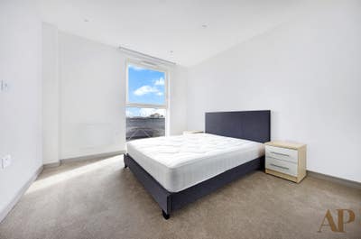 1-bedroom Flat to rent in Staines Main Photo