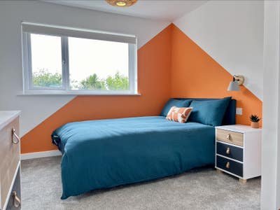 Large EN SUITE Bedroom in clean fresh house Main Photo