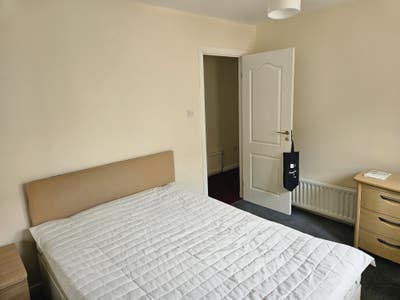 Double room in newly refurbished flat Main Photo