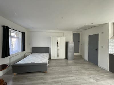 Newly Refurbished Studio available Main Photo