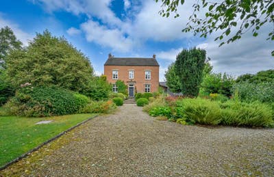 Top floor apartment within country Manor Houss Main Photo