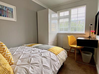 Beautiful double room to let Main Photo