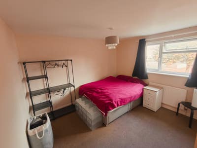 Lovely Room in Friendly House Share with Garden Main Photo