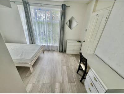 4 bedroom 2 bathroom E15 student house Main Photo