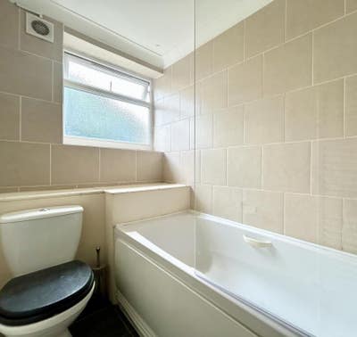 One Spacious Double Bedroom Main Photo