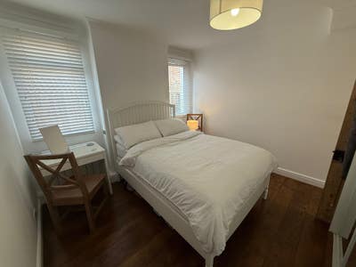 Bright double room in cosy home, Central Fleet Main Photo