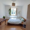 Bright room overlooking park Main Photo