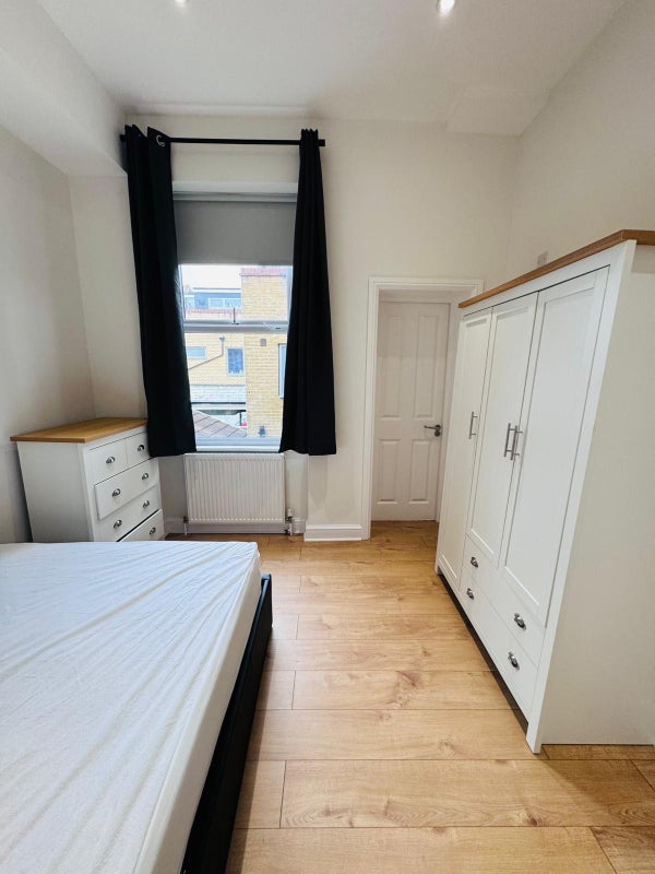 Photo 1: p1 en-suite room