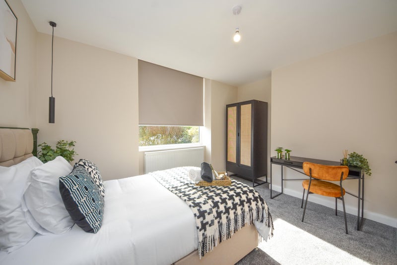 Photo 1: Room 1