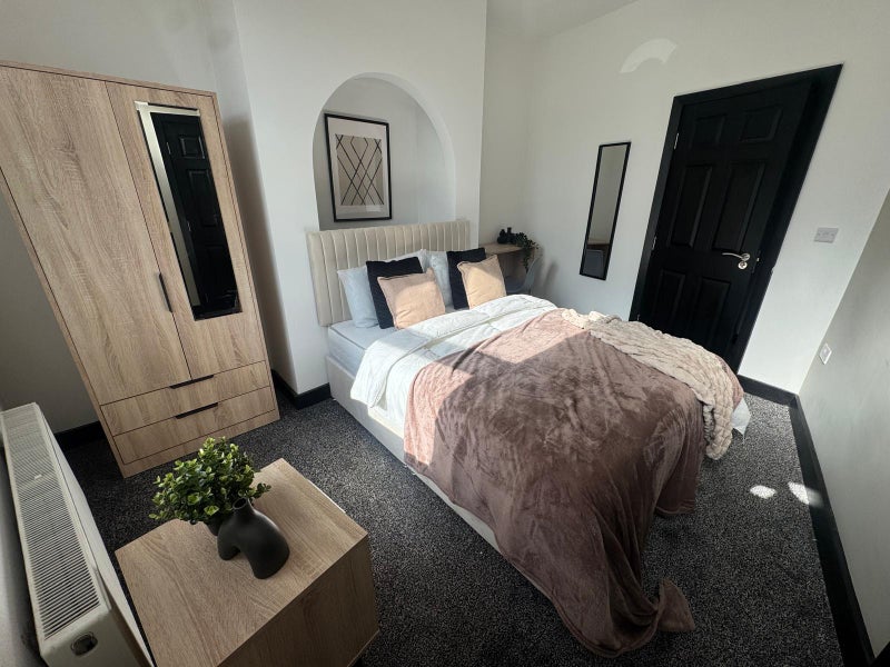 Photo 1: Room 3 with Ensuite