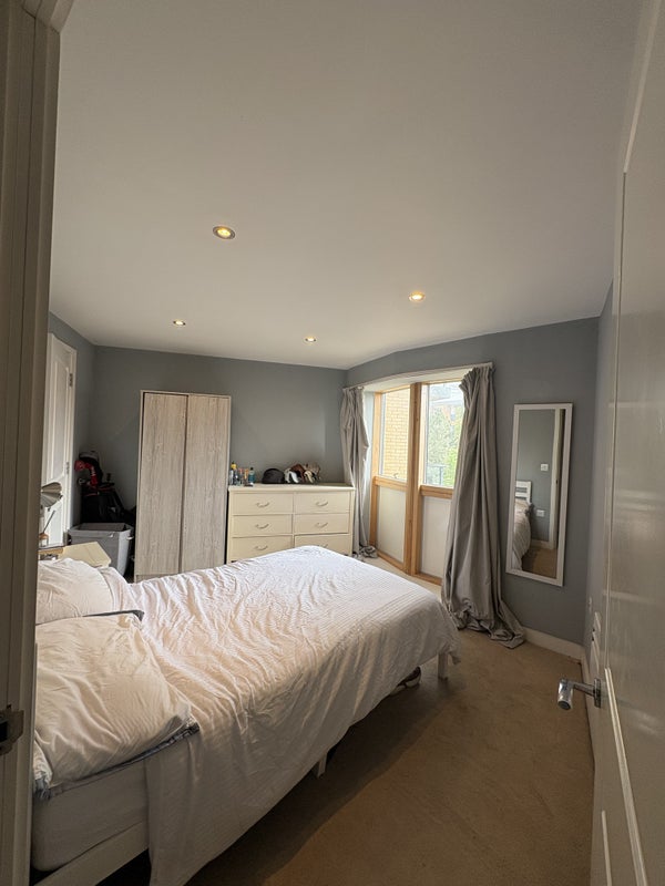 Photo 1: Double En-Suite