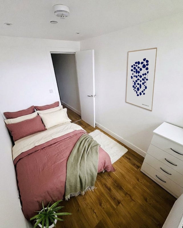 Photo 1: Bedroom