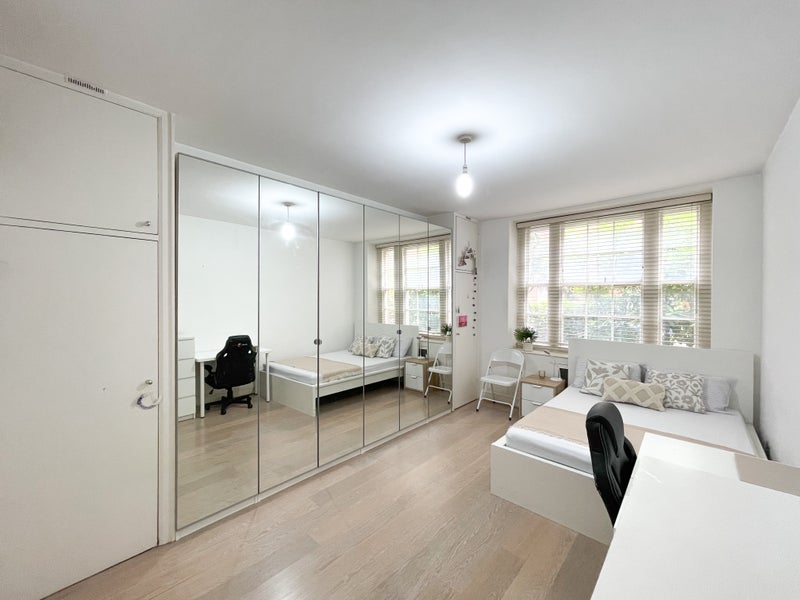 Photo 1: Ensuite