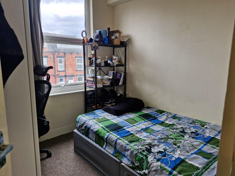 Photo 1: Room 1