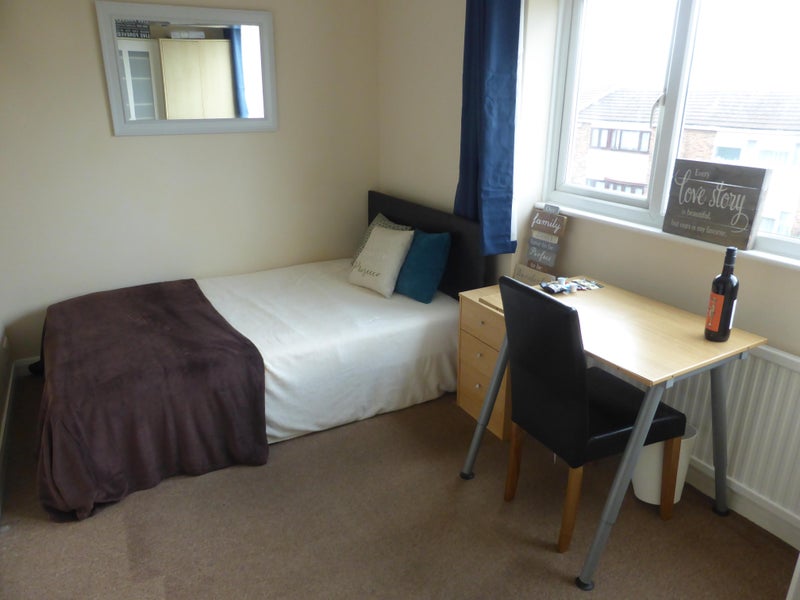 Photo 1: Double Room available now