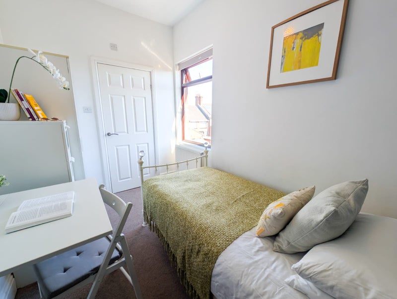 Photo 1: Room 6