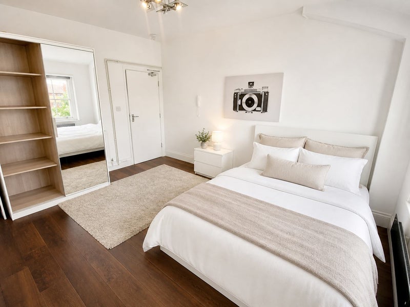 Photo 1: Room 5 (available 20/05)