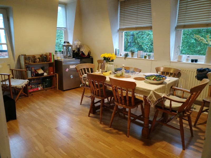 Photo 1: Kitchen/dining area