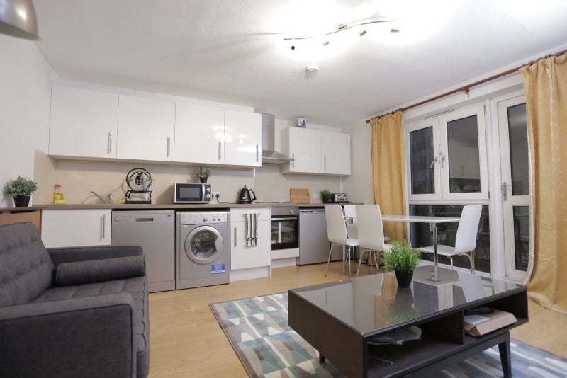Photo 1: Kitchen Diner