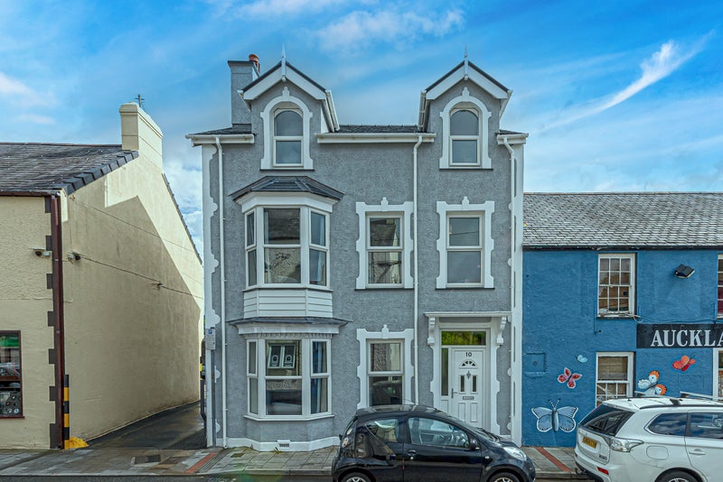 Photo 1: Bronant, 4 bedroom all ensuite, fully renovated, 2 mins walk to Ocean Science