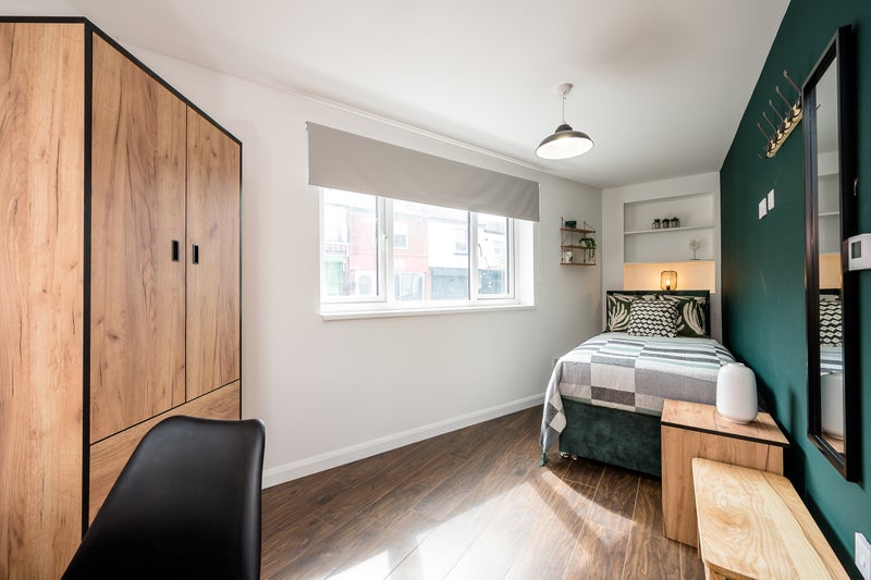 Photo 1: Spacious room with OWN BATHROON