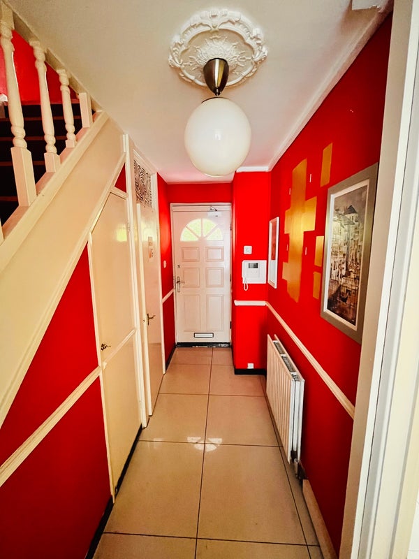 Photo 1: Entrance area