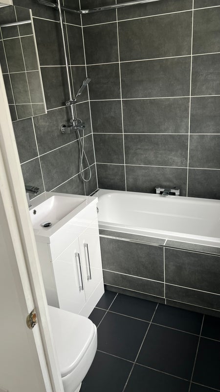 Photo 1: Ensuite