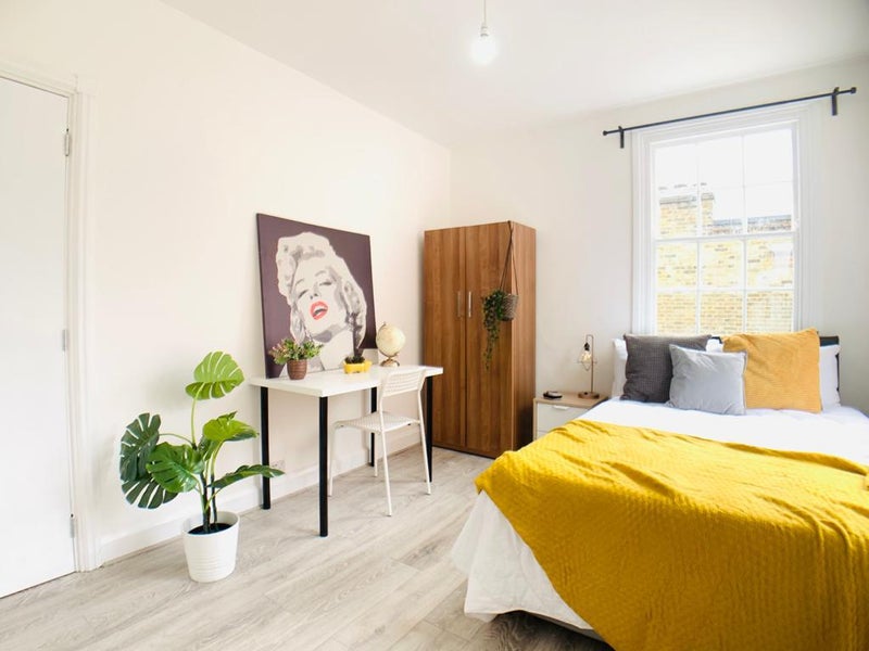 Photo 1: Bedroom