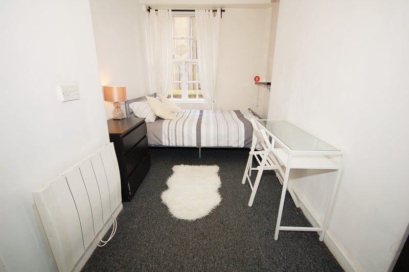 Photo 1: Room 1- £850 Available Now