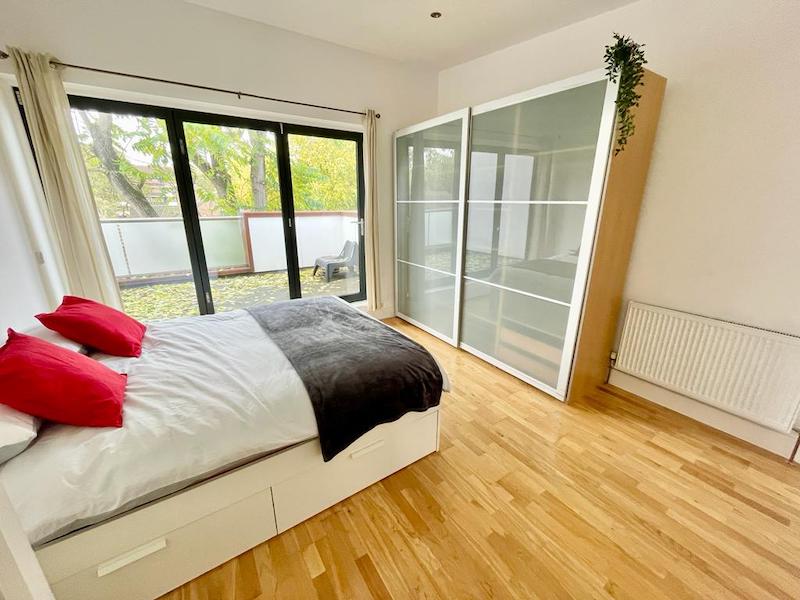 Photo 1: Ensuite room