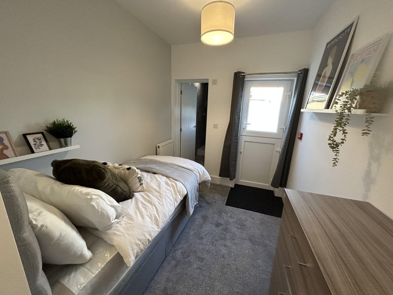 Photo 1: ROOM 3