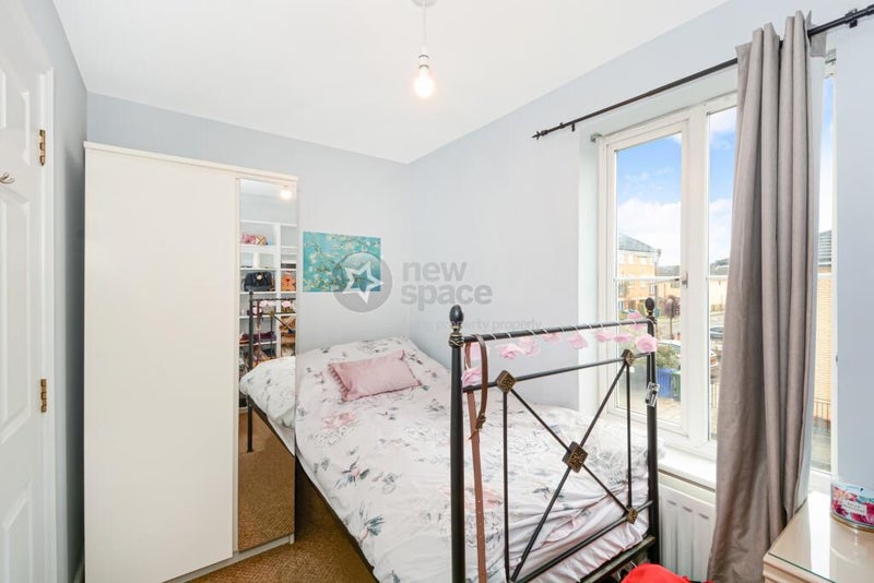 Photo 1: Bedroom