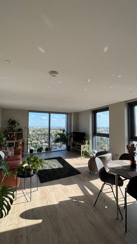 Photo 1: Living room 