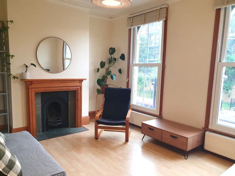 Photo 1: Lounge 1