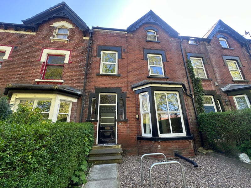 Photo 1: Exterior