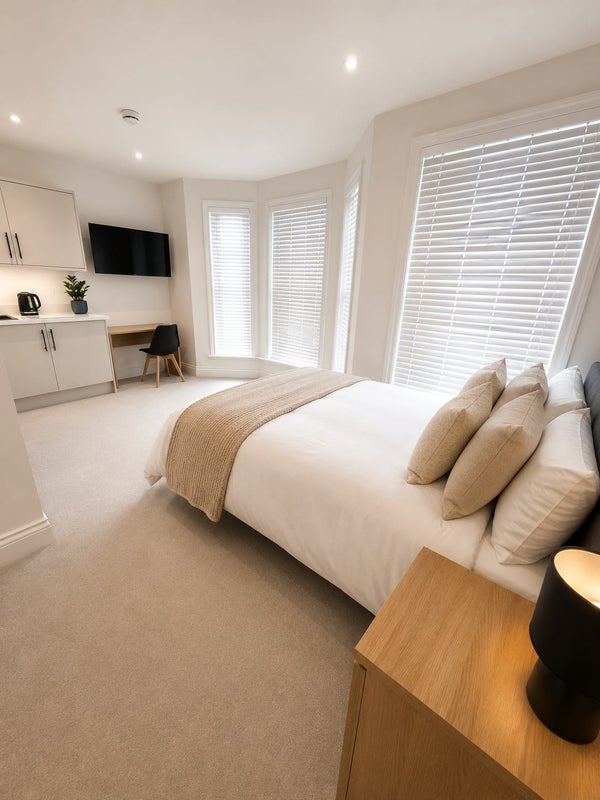 Photo 1: Bedroom 3