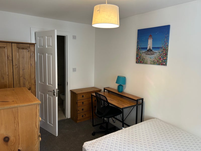 Photo 1: Ensuite Bedroom