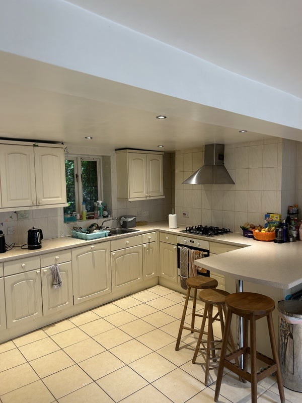 Photo 1: Spacious kitchen