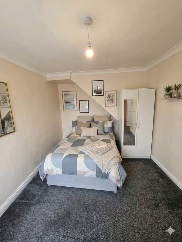 Photo 1: Room 2