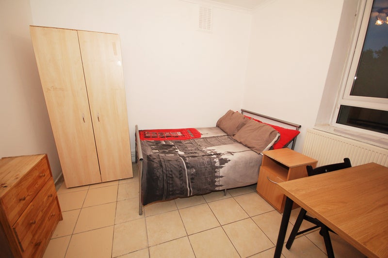 Photo 1: Room 2- £800 Available Now
