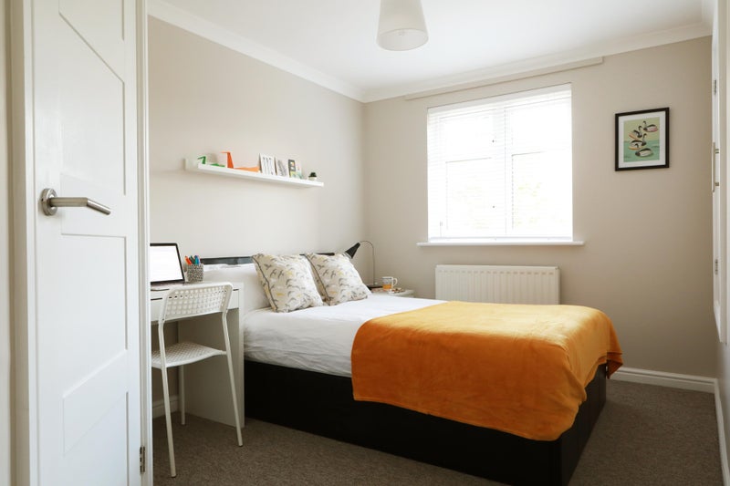 Photo 1: 1st Floor Room (available end July)