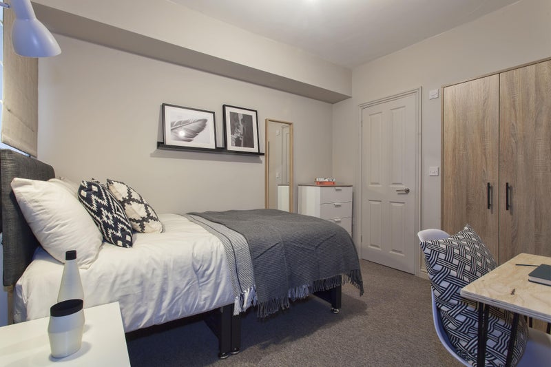 Photo 1: bedroom